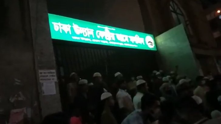 মসজিদে তারাবির নামাজ পড়তে না পেরে ক্ষুব্ধ মুসল্লিরা